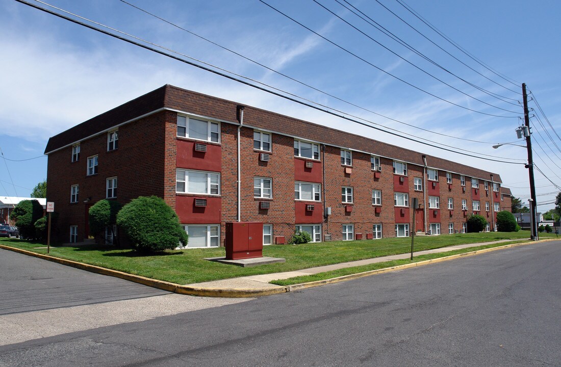 OAK RIDGE APARTMENTS, LLC in Runnemede, NJ - Building Photo