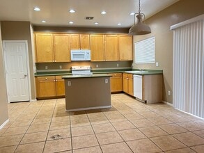 9598 N 82nd Ln in Peoria, AZ - Foto de edificio - Building Photo