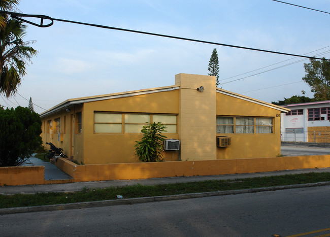 820 N 19th Ave in Hollywood, FL - Building Photo - Building Photo