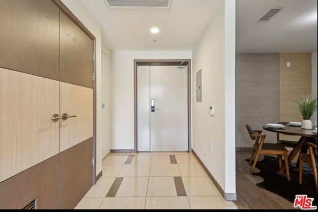 903 S New Hampshire Ave in Los Angeles, CA - Building Photo - Building Photo