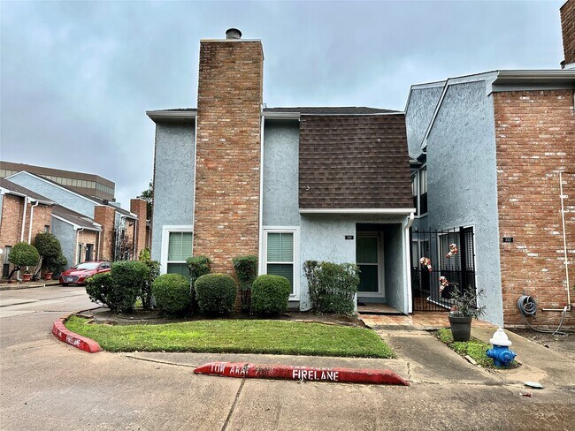 3200 S Gessner Rd in Houston, TX - Foto de edificio - Building Photo