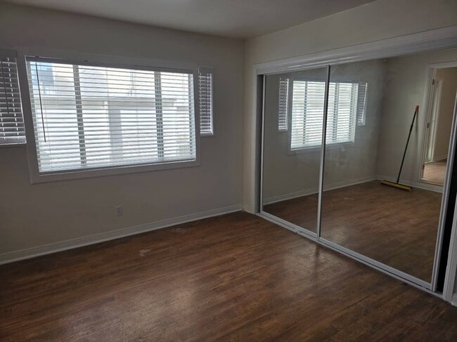2108 Marshallfield Ln, Unit Unit B of triplex in Redondo Beach, CA - Foto de edificio - Building Photo