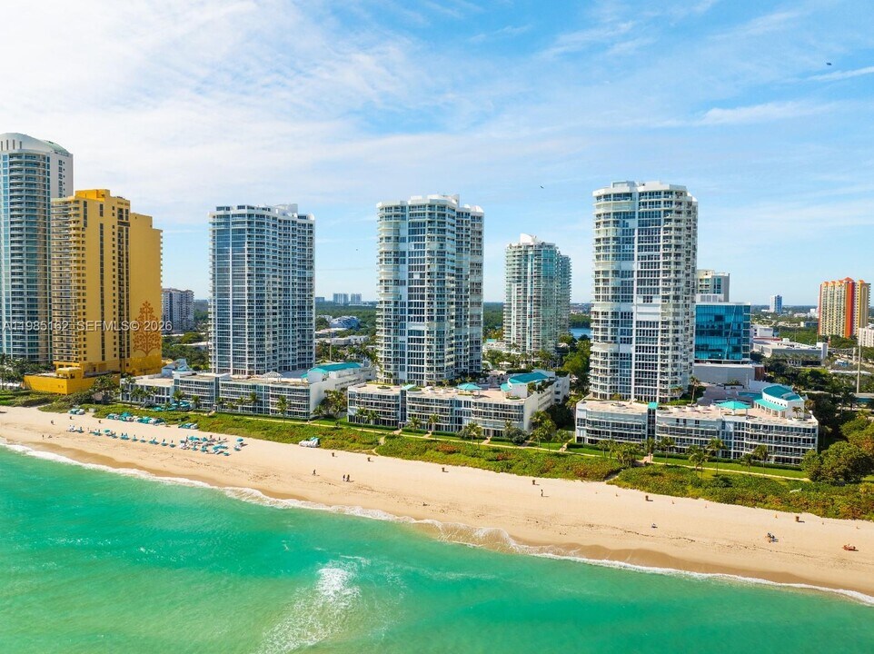 16445 Collins Ave in Sunny Isles Beach, FL - Foto de edificio