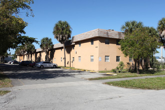 Hollywood Park Apartments in Hollywood, FL - Building Photo - Building Photo