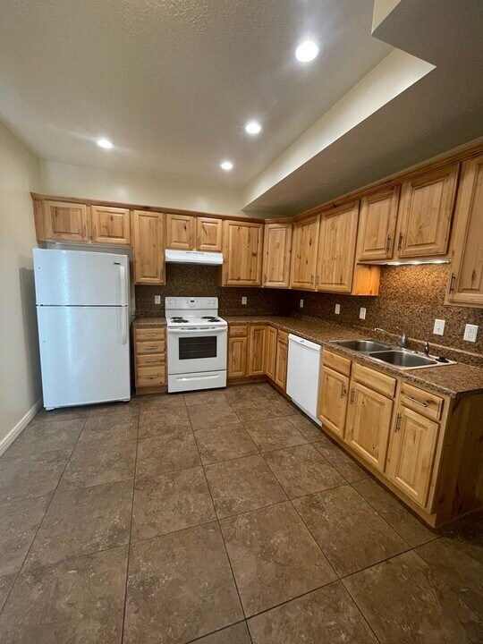 5492 S Northwest Ave in Kearns, UT - Building Photo