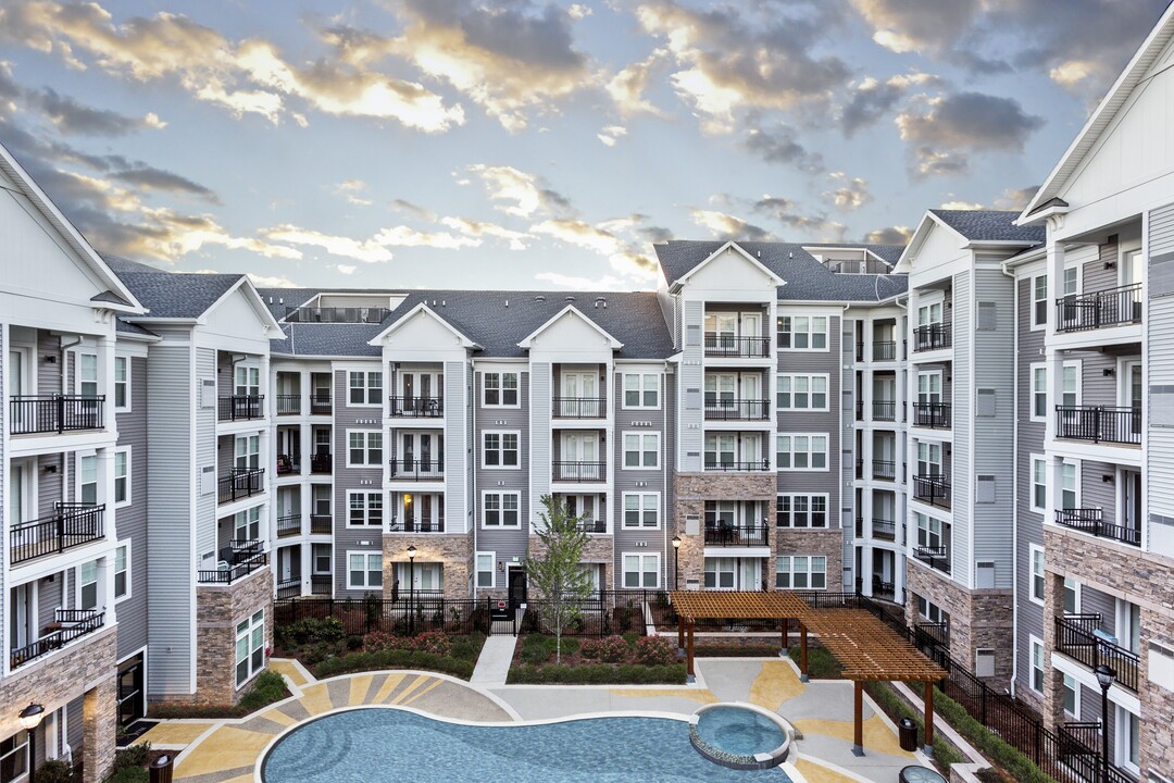 The Sutton Apartments in Woodbridge, VA - Building Photo