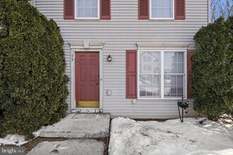 54 Woodmyre Ln in Enola, PA - Foto de edificio - Building Photo