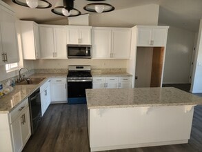 2104 S Conyer Ct in Visalia, CA - Building Photo - Building Photo