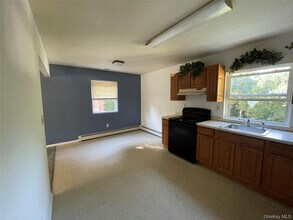 31 Altamore St in Melville, NY - Building Photo - Building Photo