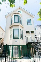 2115 N Campbell Ave, Unit G in Chicago, IL - Building Photo