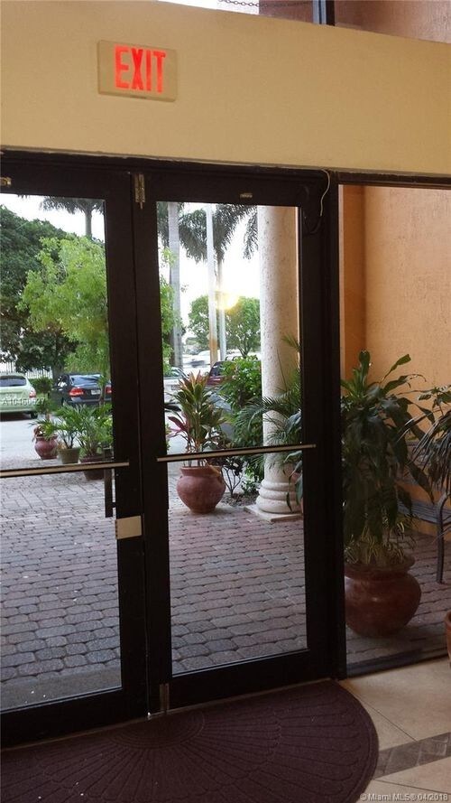 9300 Fontainebleau Blvd-Unit -E150 in Miami, FL - Building Photo - Building Photo