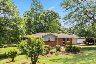 339 Diane Dr SE in Smyrna, GA - Building Photo - Building Photo