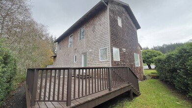 1210 Elkridge Ct in Seaside, OR - Foto de edificio - Building Photo