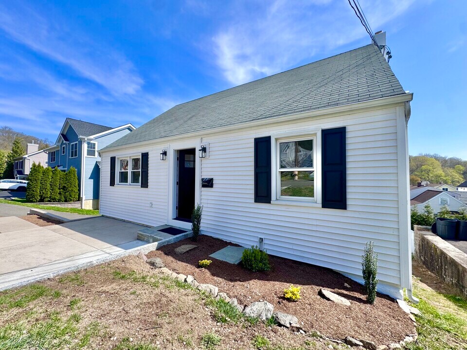 23 Nicholas Ave in Greenwich, CT - Building Photo