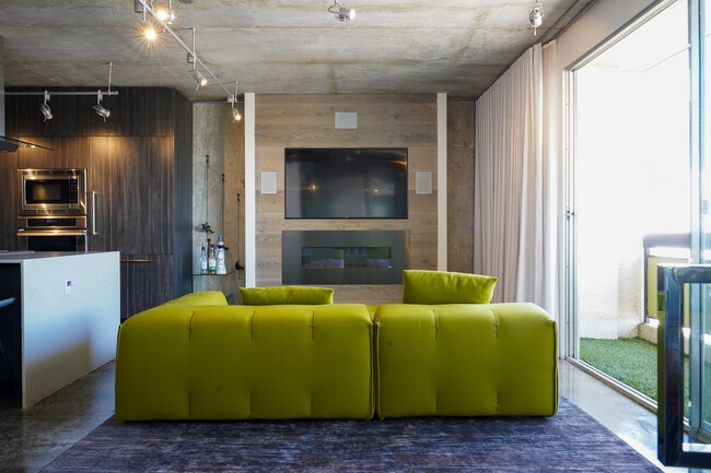 321 S San Vicente Blvd in Los Angeles, CA - Building Photo - Building Photo