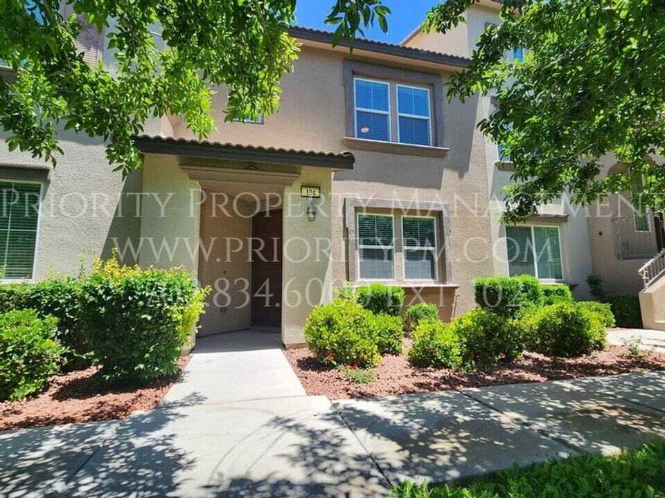 11408 Newton Commons Dr in Las Vegas, NV - Building Photo