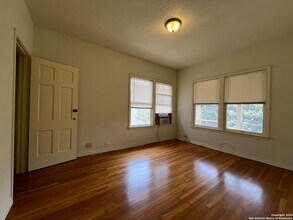 249 E Lullwood Ave in San Antonio, TX - Foto de edificio - Building Photo