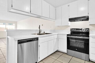 7878 Camino Tranquilo in San Diego, CA - Building Photo - Building Photo