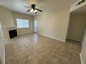 1050 E Cactus Ave in Las Vegas, NV - Building Photo - Building Photo