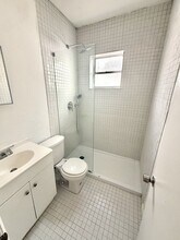 1043 NW 2nd St, Unit 16 in Miami, FL - Foto de edificio - Building Photo