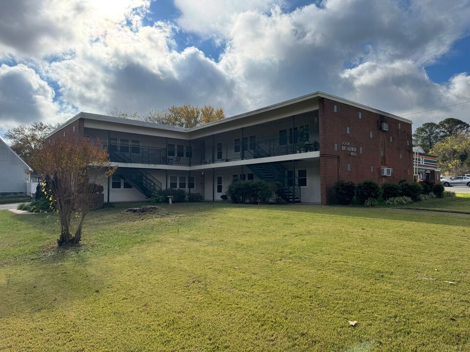 2004 W Broadway in Hopewell, VA - Building Photo
