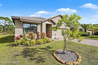 543 Old Country Rd S E in Palm Bay, FL - Foto de edificio - Building Photo