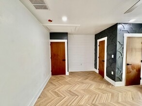 5834 Phillips Ave, Unit Apartment 1 in Pittsburgh, PA - Building Photo - Building Photo