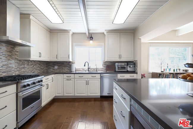 2260 Los Amigos St in La Cañada Flintridge, CA - Building Photo - Building Photo