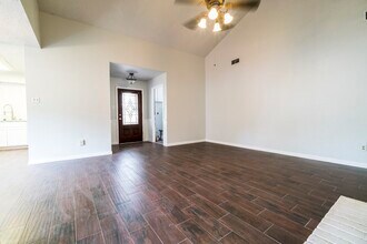 10746 Lakewood Oaks Dr in Sugar Land, TX - Building Photo - Building Photo
