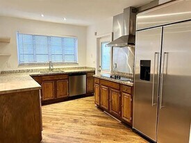 400 NE 86th St in El Portal, FL - Building Photo