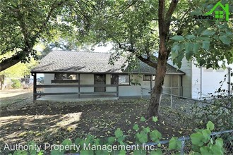 5365 Rosswood St in Redding, CA - Foto de edificio - Building Photo