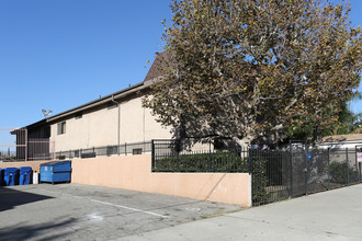 21121 Bassett St #2 Canoga Park, Ca 91303 in Canoga Park, CA - Building Photo - Building Photo