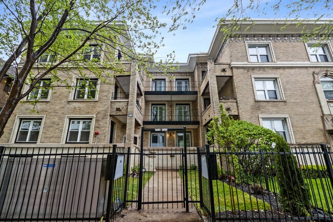 property at 4338 N Clarendon Ave