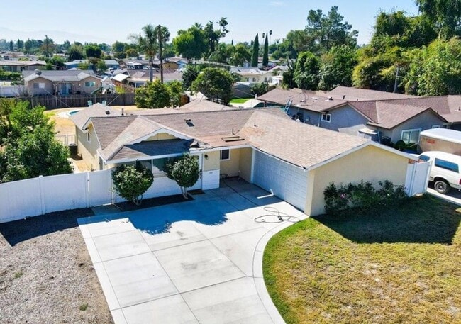 property at 1734 E Hawthorne St