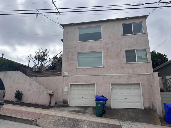 1121 W Redwood St