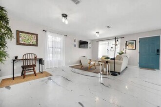 2001 N 61st Ave in Pensacola, FL - Foto de edificio - Building Photo