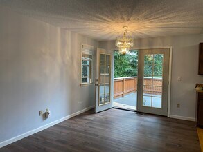 11624 NE 74th St in Kirkland, WA - Building Photo - Building Photo