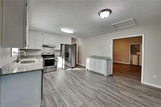 4036 Evelyn Dr in Powder Springs, GA - Foto de edificio - Building Photo
