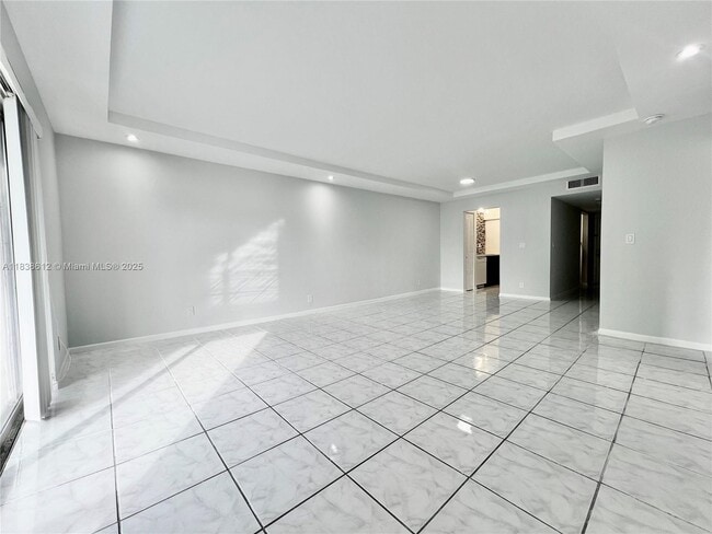 8450 Lagos De Campo Blvd in Tamarac, FL - Building Photo - Building Photo