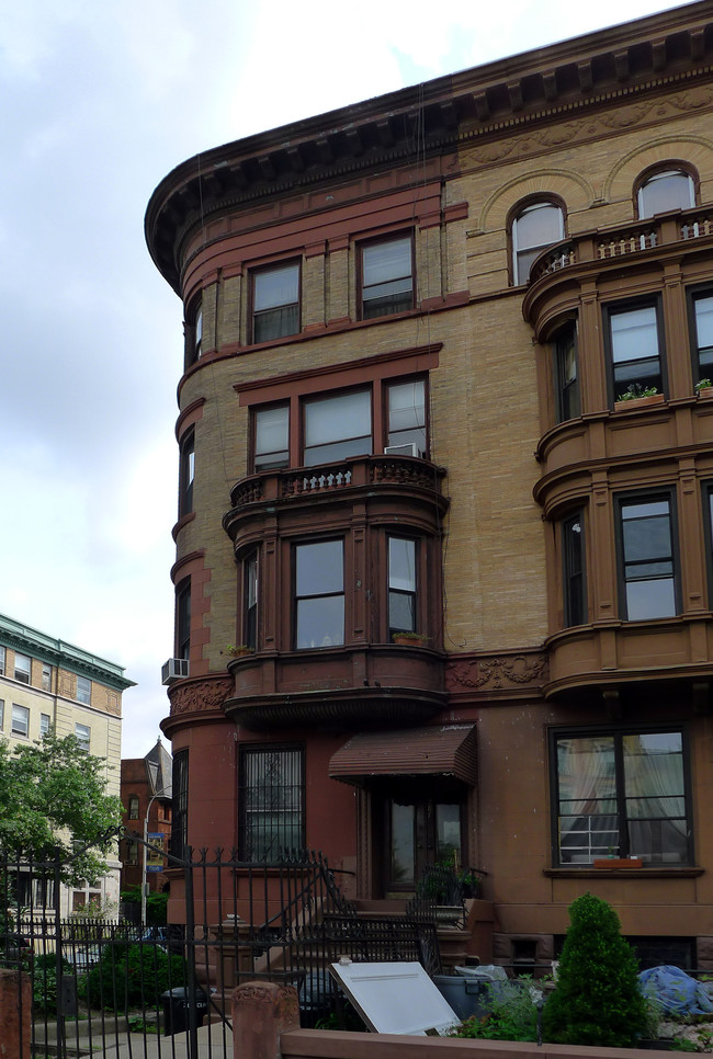 287 Clinton Ave in Brooklyn, NY - Foto de edificio - Building Photo