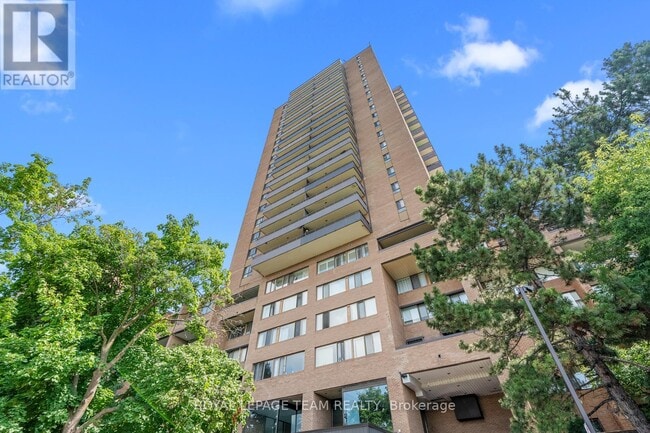 property at 515-515 St. Laurent Blvd