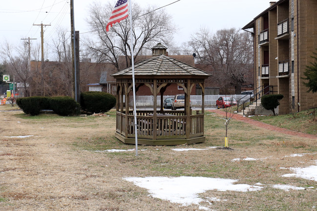 Holabird Manor in Dundalk, MD - Building Photo - Building Photo