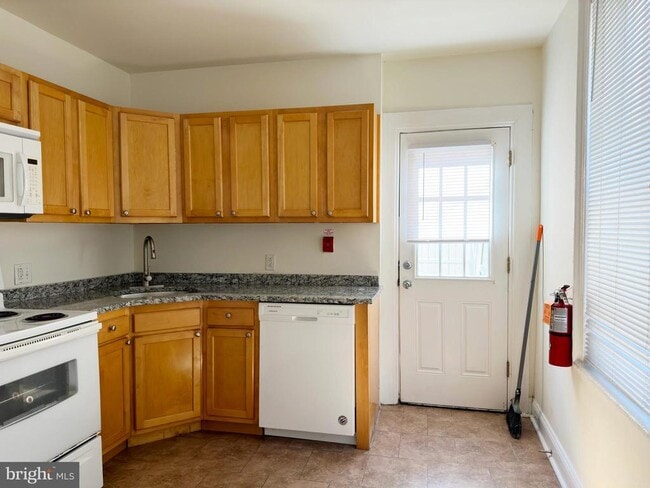 property at 2528 Poplar St