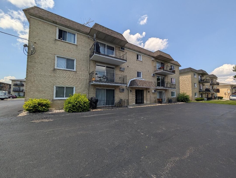 7829 Rutherford Ave in Burbank, IL - Building Photo