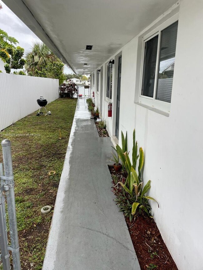 842 SW 2nd St, Unit A in Hallandale Beach, FL - Foto de edificio - Building Photo