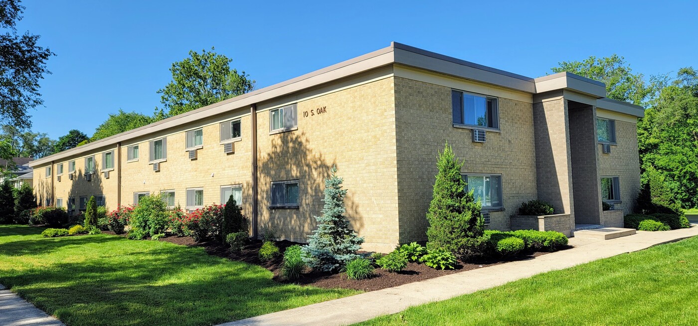 10 S Oak - 318 W Naperville- 508 N Cass in Westmont, IL - Foto de edificio