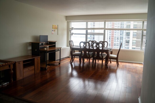 6157 N Sheridan Rd, Unit 21J in Chicago, IL - Foto de edificio - Building Photo