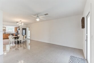 248 Carlisle Dr in Miami Springs, FL - Building Photo - Building Photo