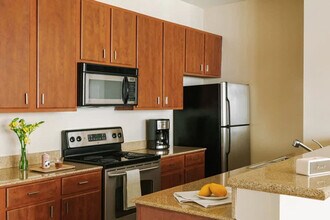 925 Common St in New Orleans, LA - Building Photo - Building Photo