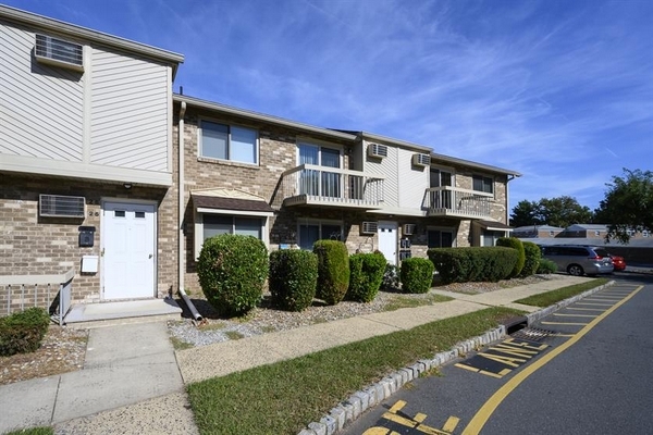 Ridgedale Gardens in Piscataway, NJ - Building Photo